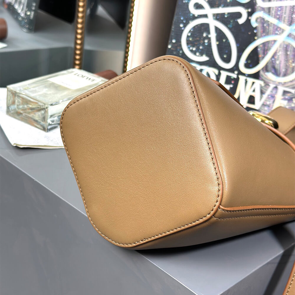 LOEWE Mini Pebble bucket in smooth calfskin(high-end grade)