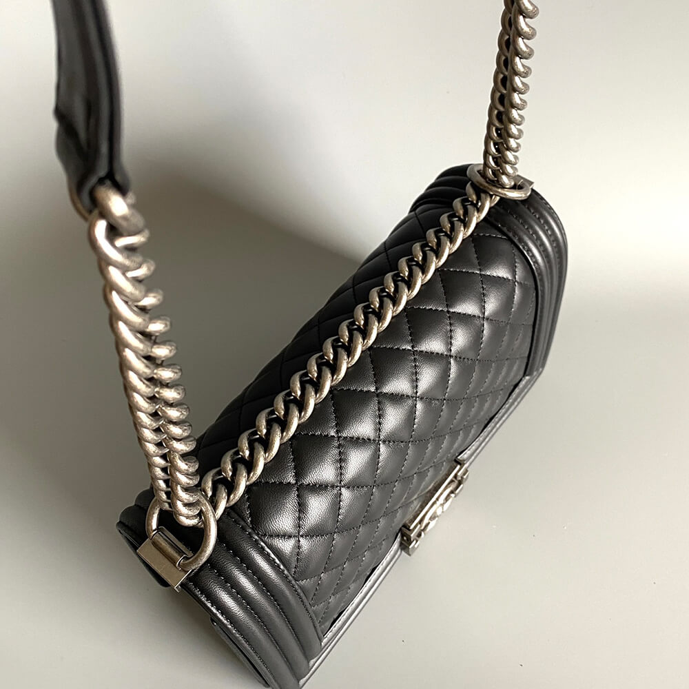 BOY CHANEL HANDBAG(TAX-FREE GRADE)