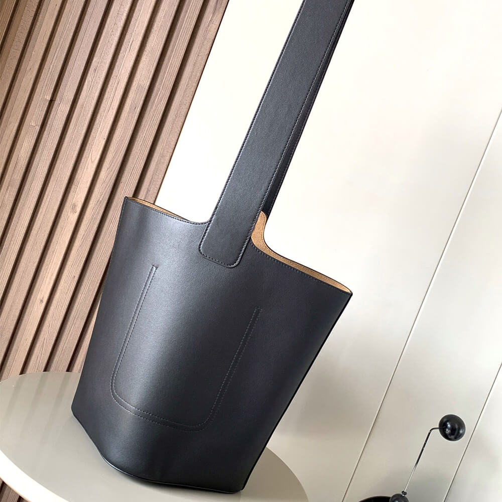 LOEWE Medium Pebble bucket in smooth calfskin(high-end grade)